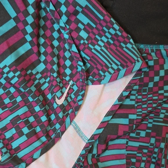 Nike Vibrant Geometric Athletic Shorts for Women Sz Medium - Picture 5 of 5